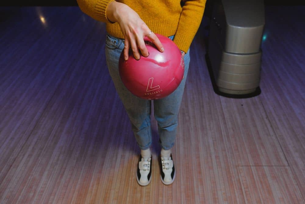 can you change hands in bowling